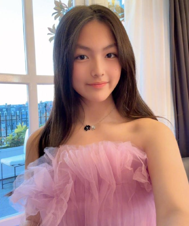 李湘女儿晒近照,14岁王诗龄罕穿泳装出镜,纤瘦苗条肩颈线好优越