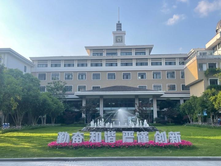 1958年,学校改名西湖中学,并推行男女合校;1971年改校名为浙江省
