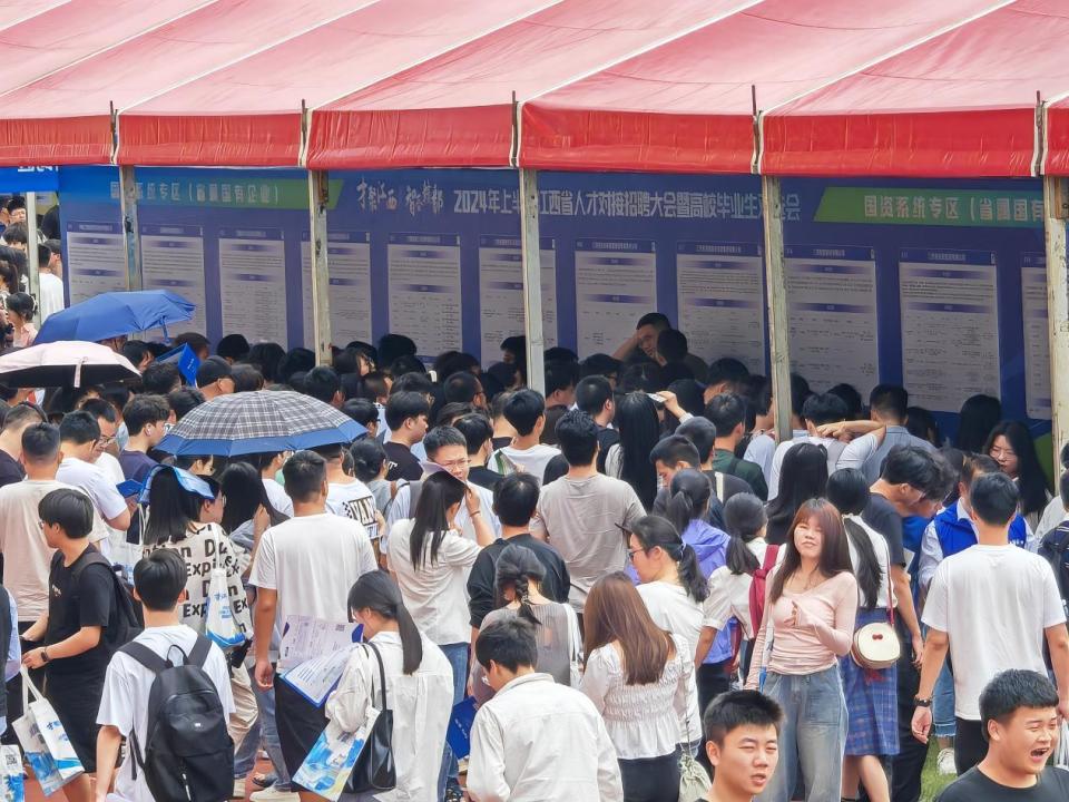 江西举办大型招聘会促进高校毕业生就业