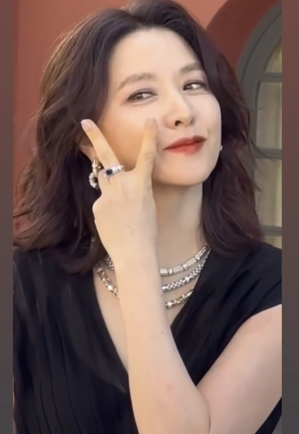 李英爱卷发深红唇,搭配黑色连衣裙,尽显优雅奢华