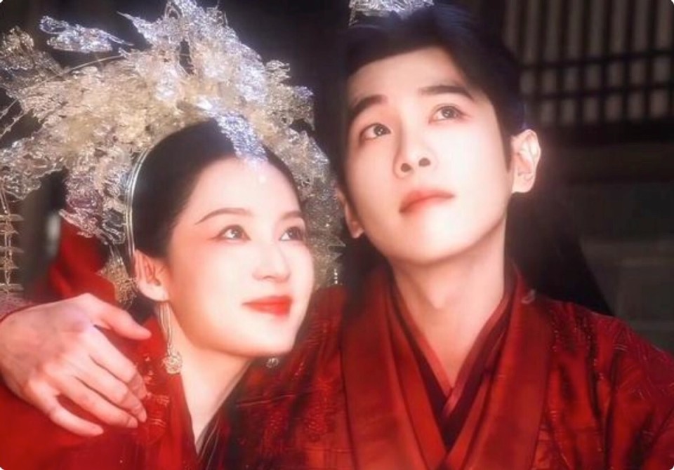 《庆余年2》吻戏太欲了,张若昀搂着李沁脖子亲,画面暧昧太好磕