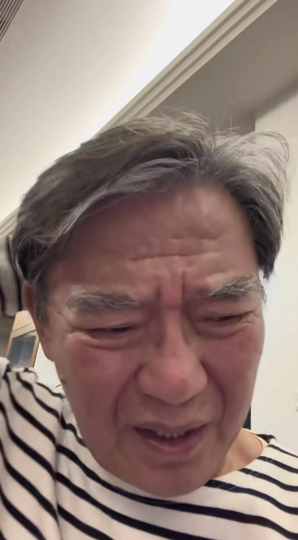 说到这,李立群挠了一下头发,脸也有些发红,表情显得特别不好意思.