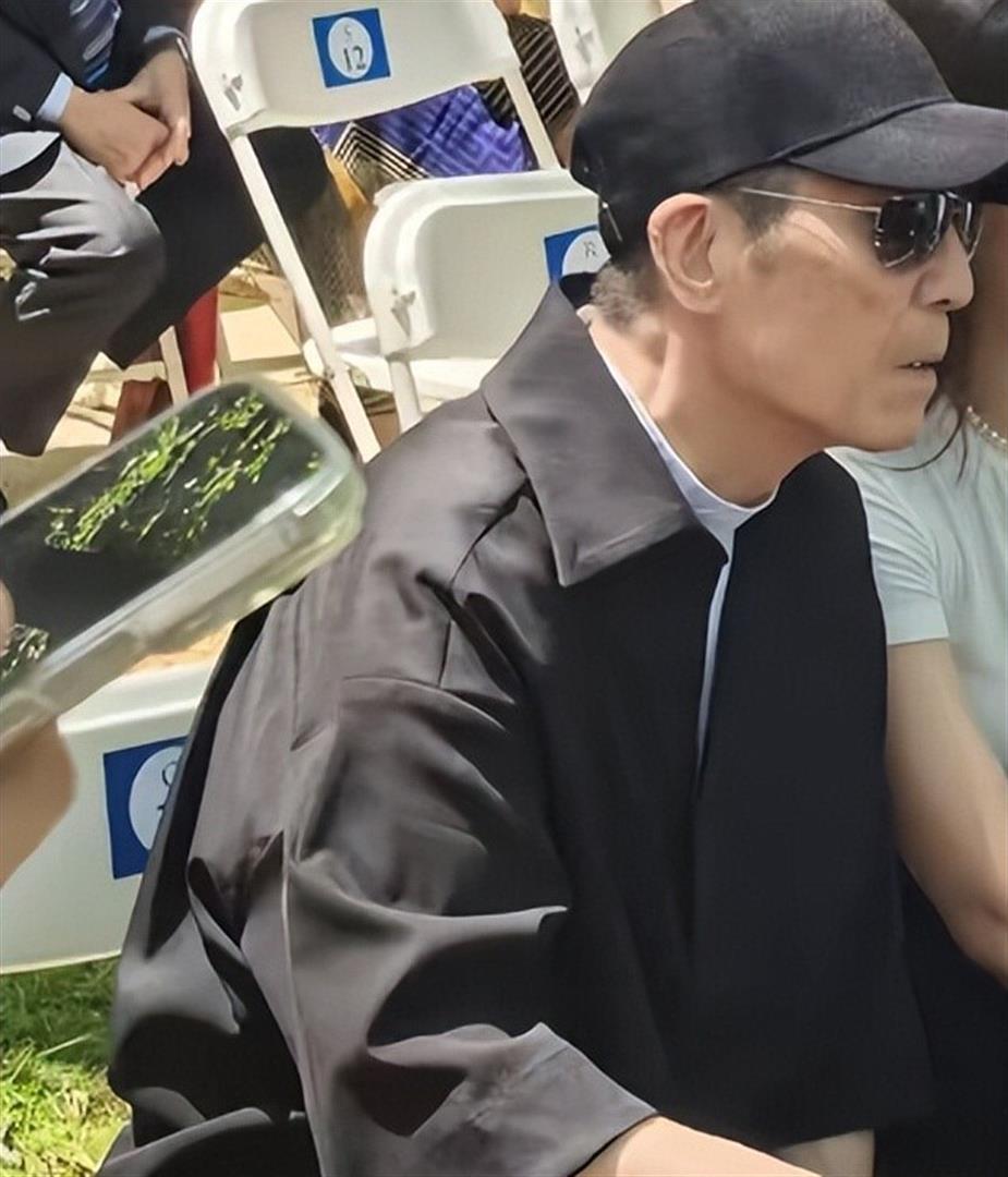 张壹丁耶鲁大学毕业！张艺谋夫妻现身，一个老年斑多一个风韵犹存_腾讯新闻