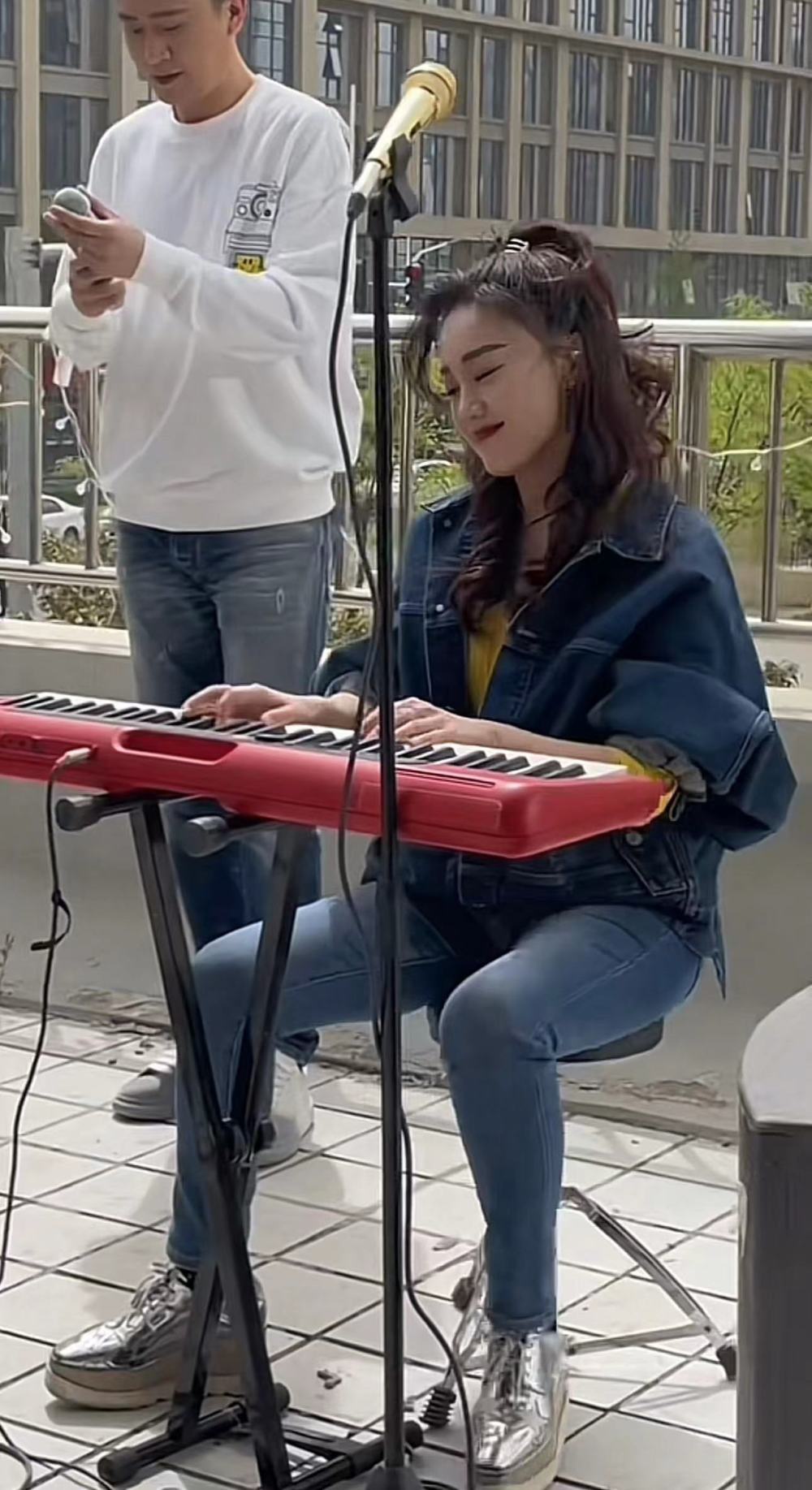 39岁王小玮街头卖力表演,丰满变胖被曝已复婚,央视杨帆帮忙指挥_腾讯