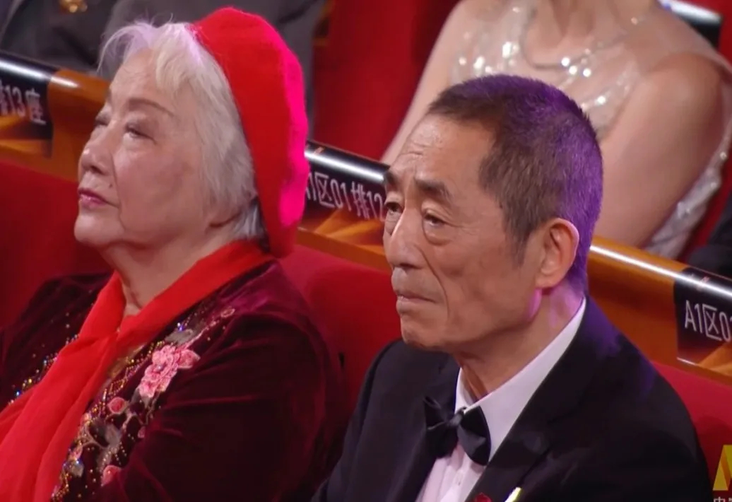 金雞獎頒獎名場面！宋佳二封詠梅失落，易烊千璽拿獎張藝謀樂開花 - 