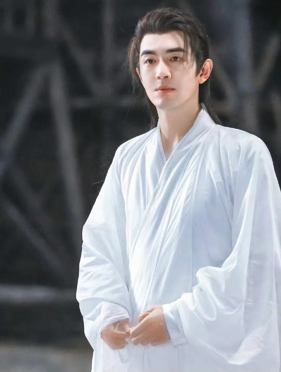 《与凤行》后林更新又火了,3部剧成养老保险,当书模被考古,那时好帅