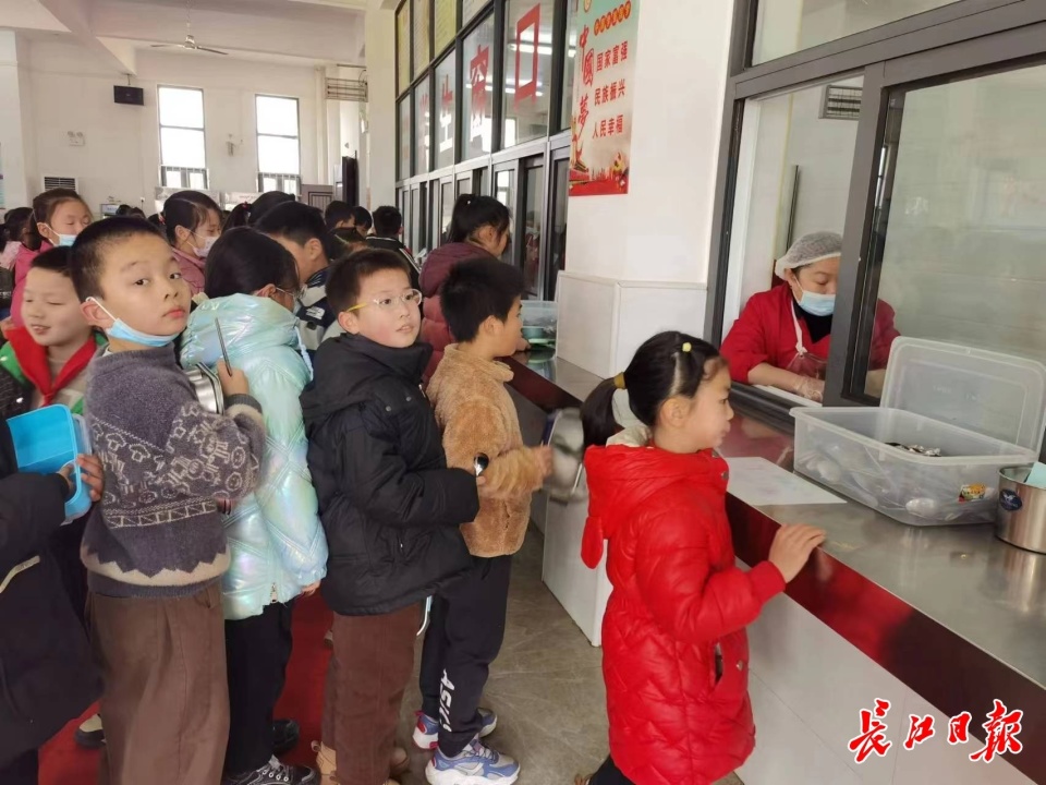 新学期孩子们在学校里吃得怎么样