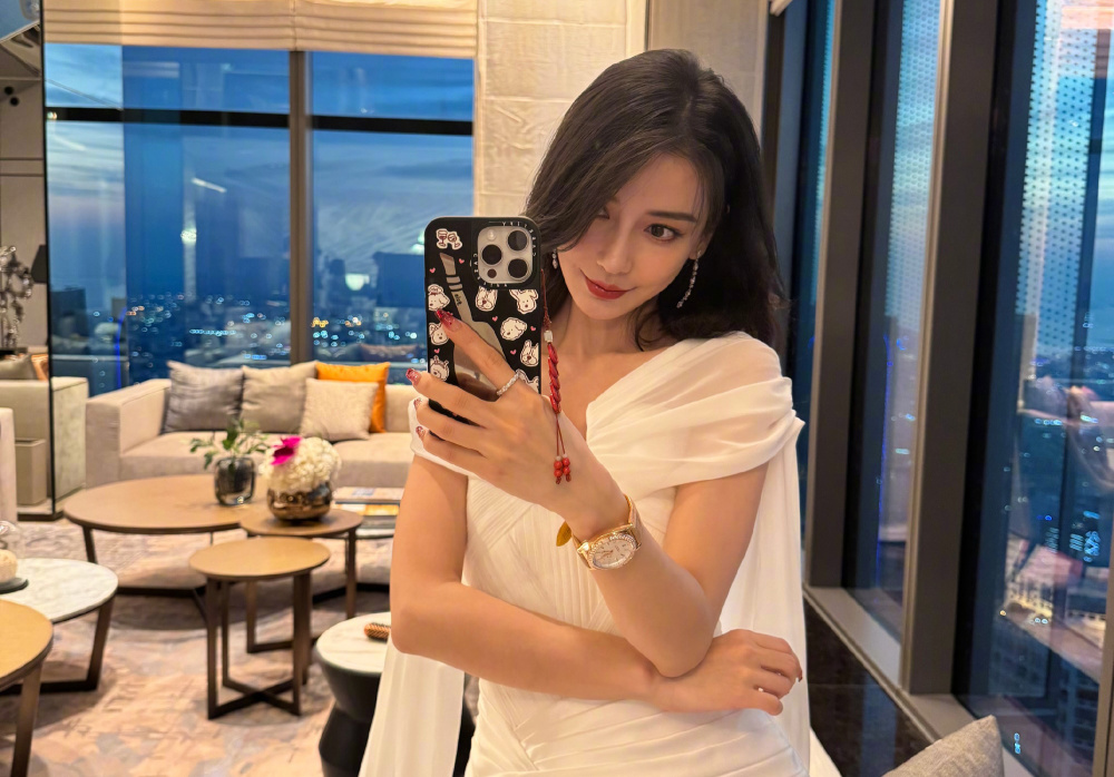 angelababy强势复出,海外活动行程忙,颜值回归星光太