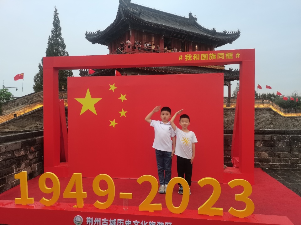 "我与五星红旗同框",小学生打卡大好河山祝福祖国_腾讯新闻