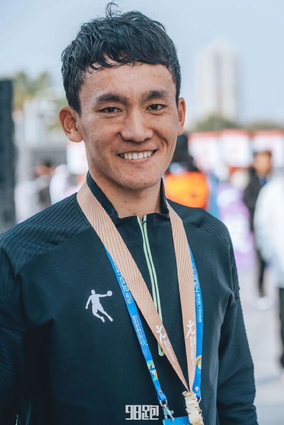 欢迎桑吉东知加入马拉松210俱乐部