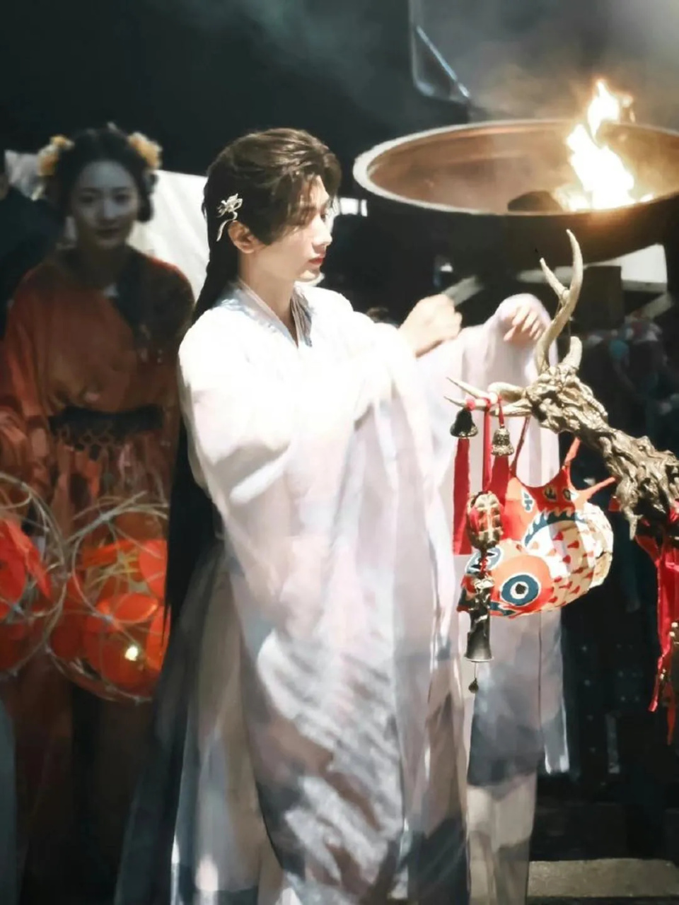 成毅新剧爆改月下美人,粉丝制作的王权富贵百花册太