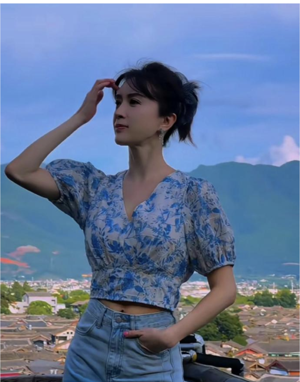 49岁金巧巧苗寨被偶遇:穿苗族服饰像少女,于冬的眼光太毒了 _腾讯新闻