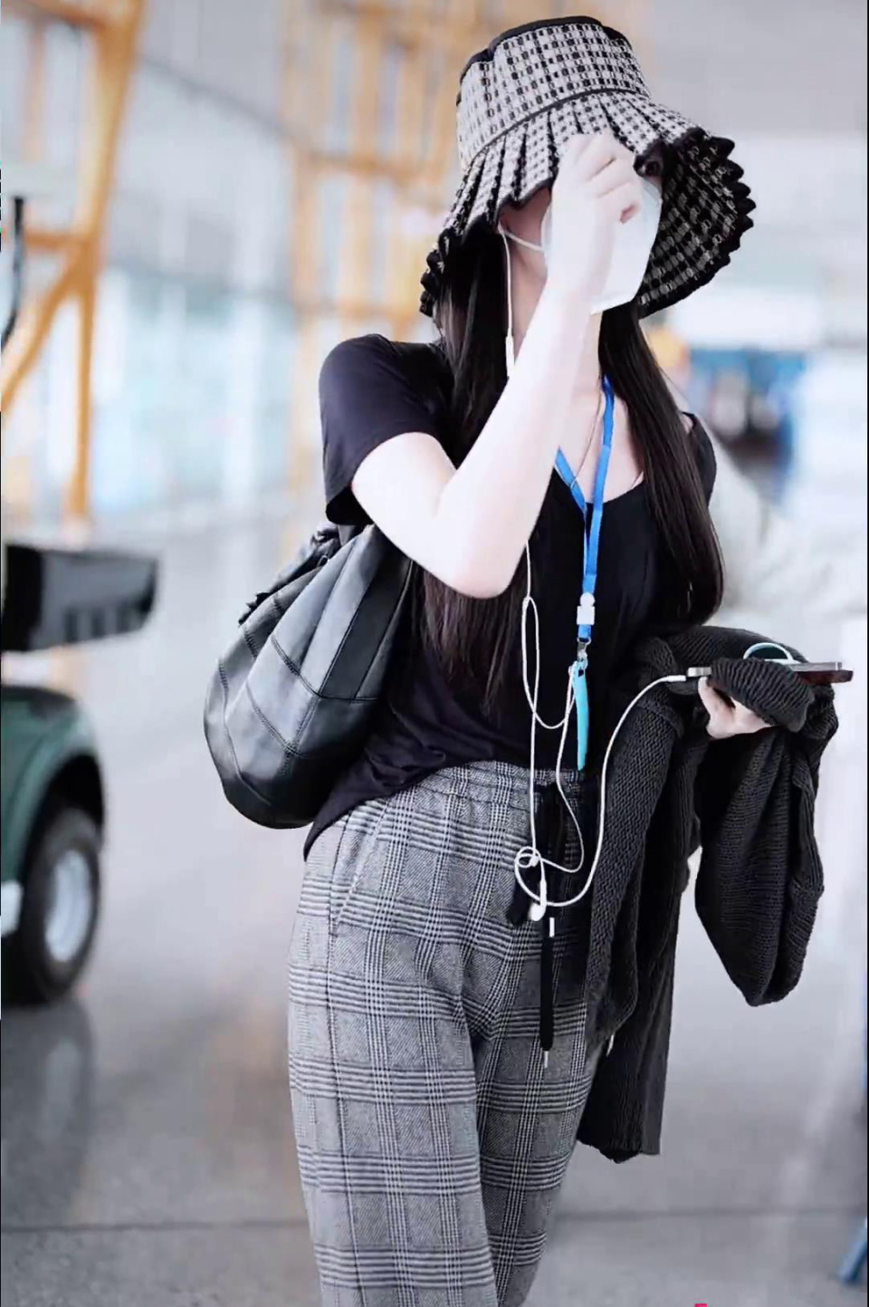 李嫣4次手术后首现身,包得严实不停摸脸,王菲在旁陪同身心舒畅