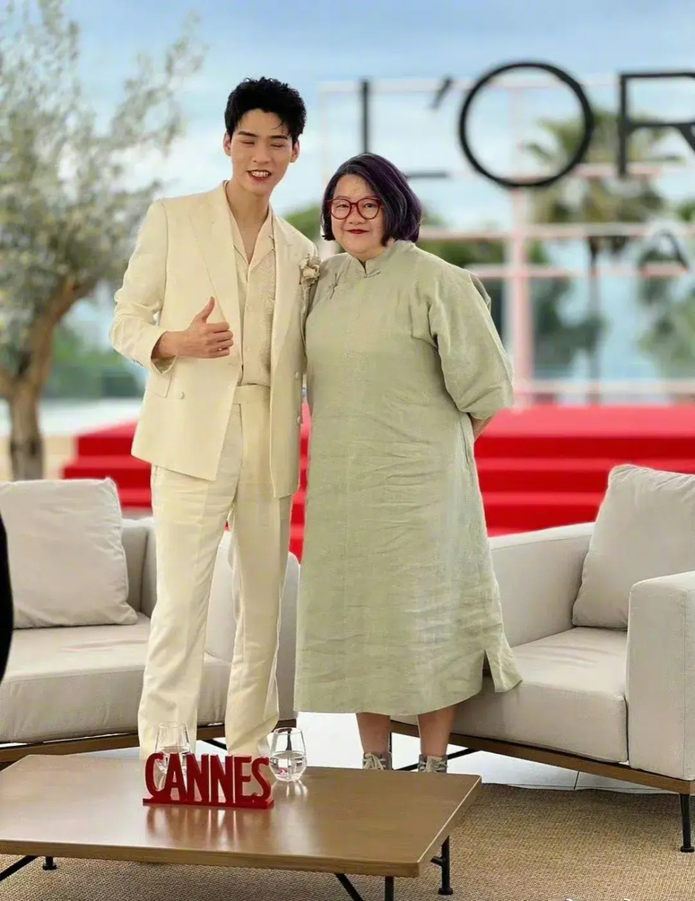 龚俊得罪洪晃!戛纳红毯无人采访,龚俊自问自答全扯上吃和挣钱