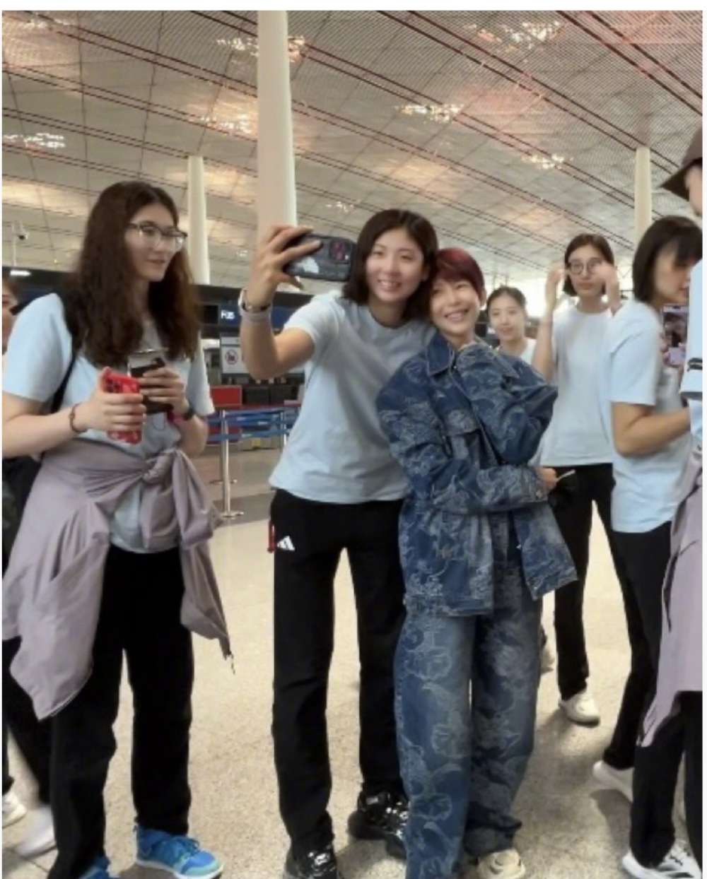 50岁蔡少芬现状:和女排姑娘合照,173的个子也显得「小鸟依人」