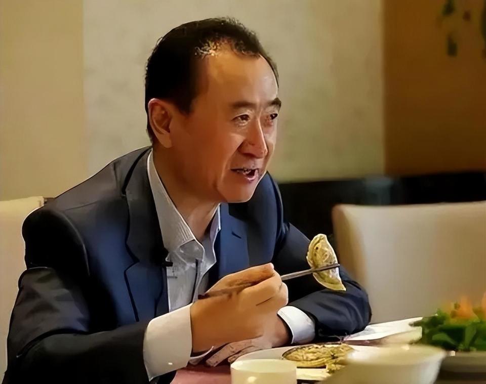 王健林的父亲:军人出身,活了101岁,百岁生日时王健林为他祝寿