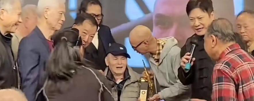 69岁刘家辉坐轮椅现身晚宴，获得贡献奖，多位老牌香港艺人出席！_腾讯新闻