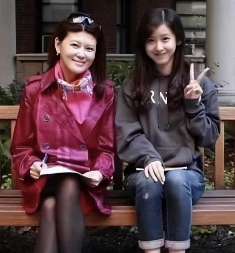 曝章泽天父母离婚内幕，她和母亲一起生活，同父异母妹妹被扒_腾讯新闻