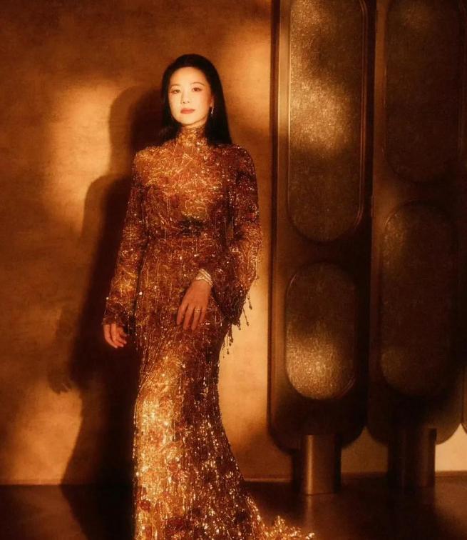 田曦薇星光大賞造型疑翻車！網友吐槽老氣橫秋，看着像40歲，還撞衫詠梅 - 