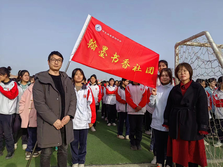 上百位学生跟练,这位援疆教师的书法课堂在阿克苏"走红"_腾讯新闻