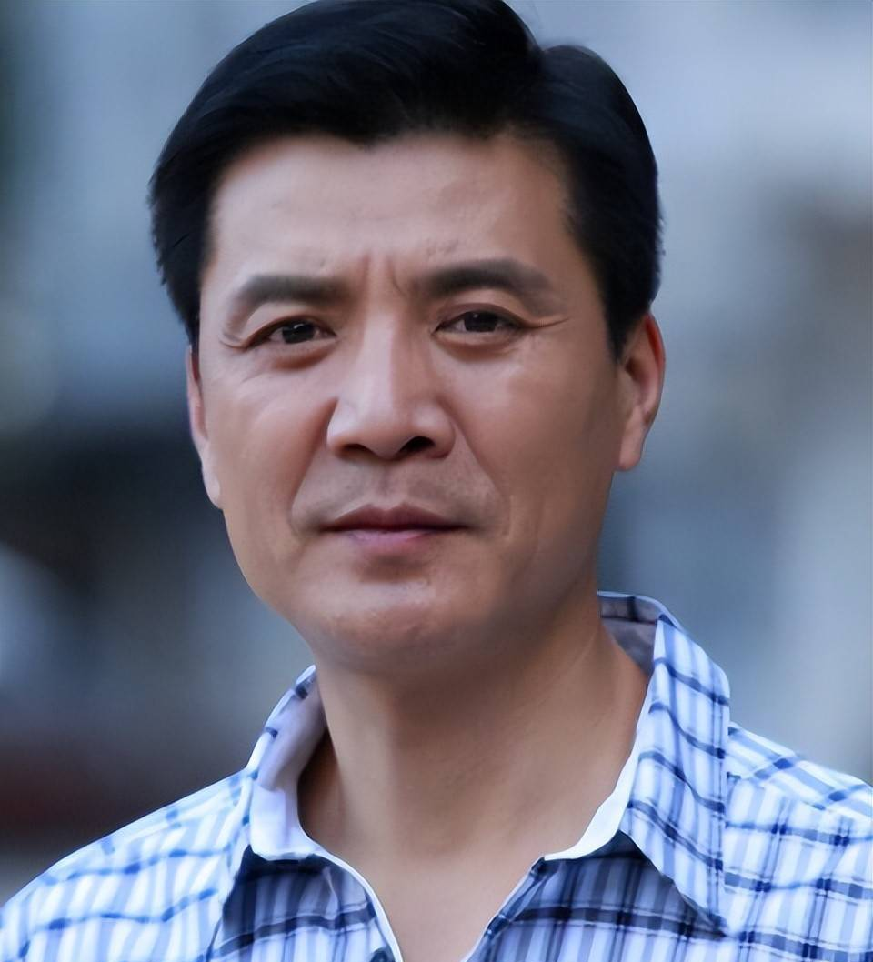 刘之冰自己可能都没想到，曾躲在妈妈身后的继女，会成为他的骄傲_腾讯新闻