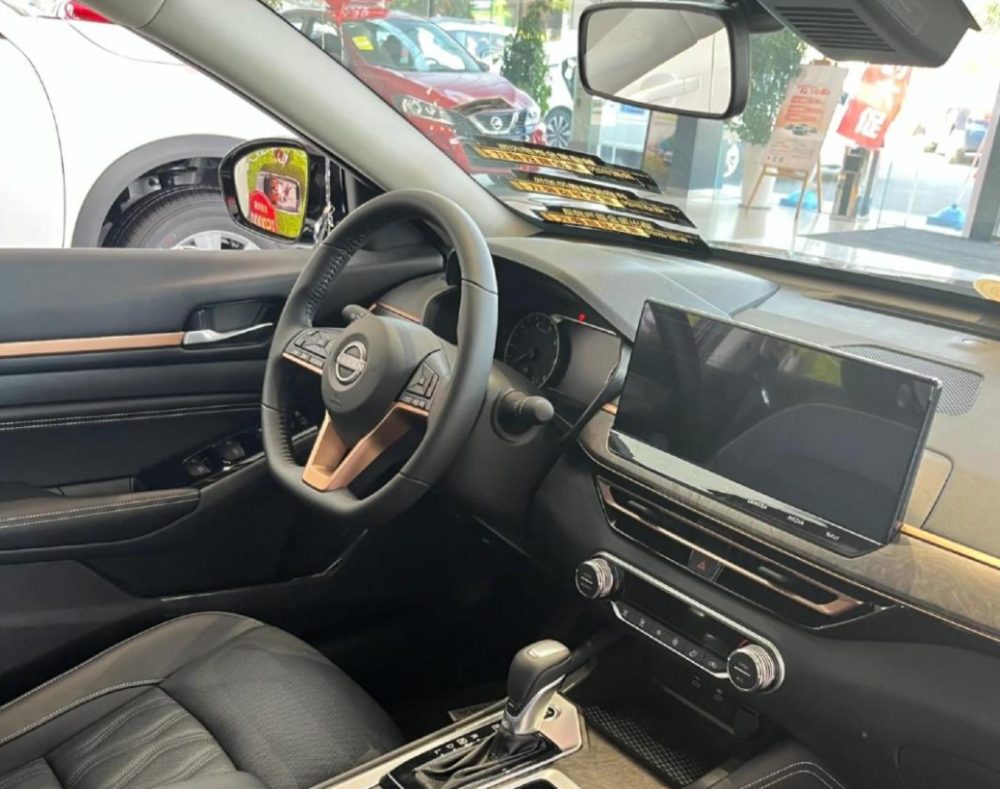 东风日产天籁黑金版,质感显精致,2.0l动力,舒适配置下放