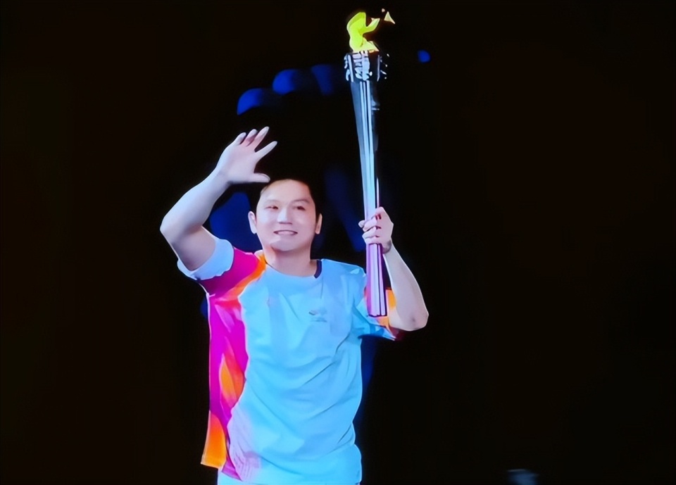六位火炬手陆续登场,第二棒火炬手樊振东气宇轩昂,笑容灿烂挥手打起
