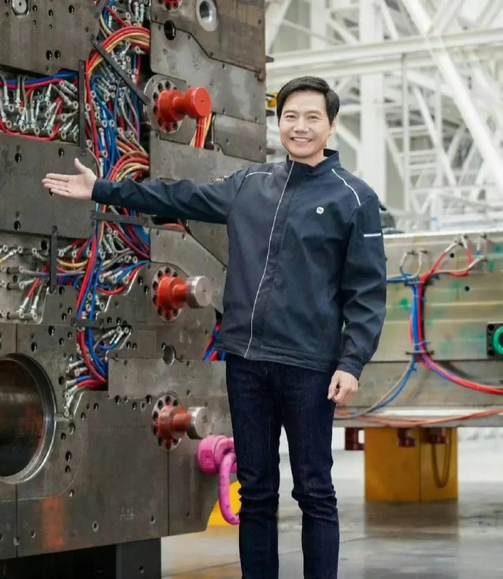 雷军老婆张彤陪邓文迪小米看车!