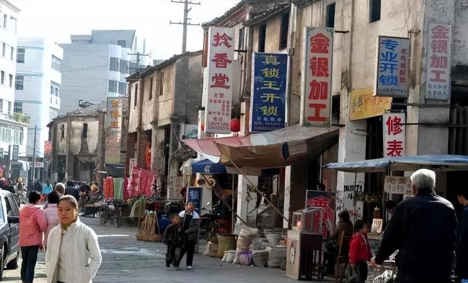县城中产的体面真相：父母帮买房买车，退休金还要补贴家用_腾讯新闻