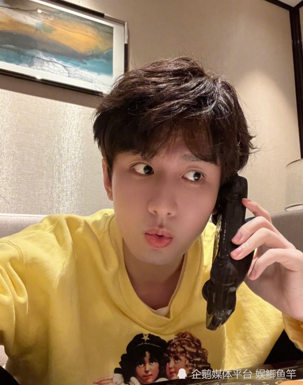 当红小生成毅七宫格随拍,表情憨憨甚是可爱,宛如地主家的傻儿子!