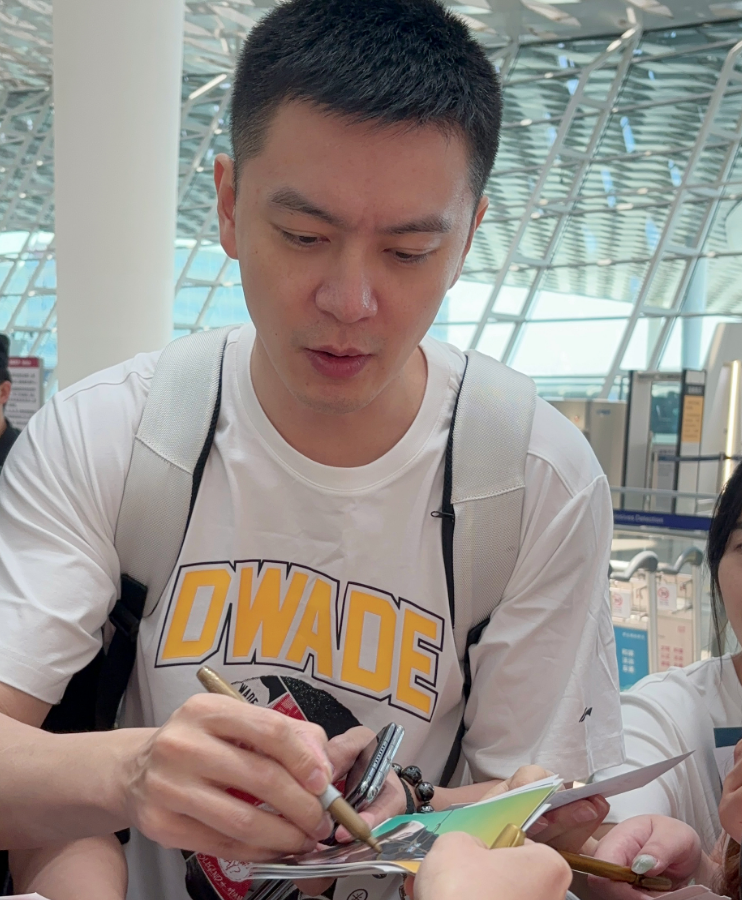 辽篮返沈!杨鸣暖心签名,刘雁宇狂笑,付豪淡定,莫兰德太潮流