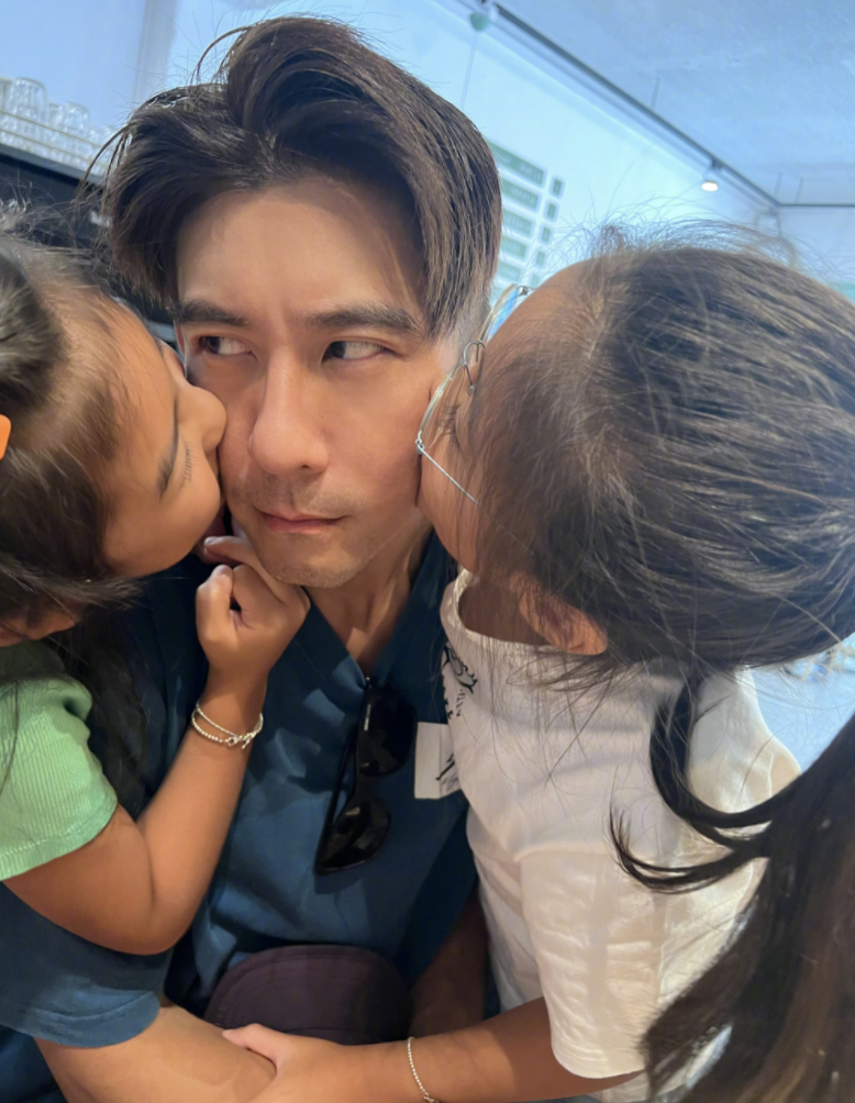 贾静雯父亲节追忆父亲,晒全家福大赞修杰楷,咘咘波妞颜值变化大_腾讯