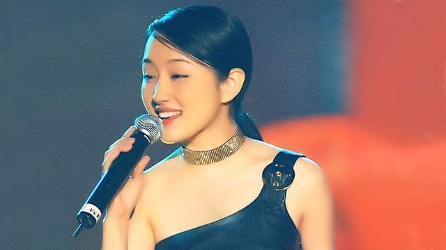 当年,杨钰莹凭借在热播剧《外来妹》的主题曲《我不想说》一炮而红
