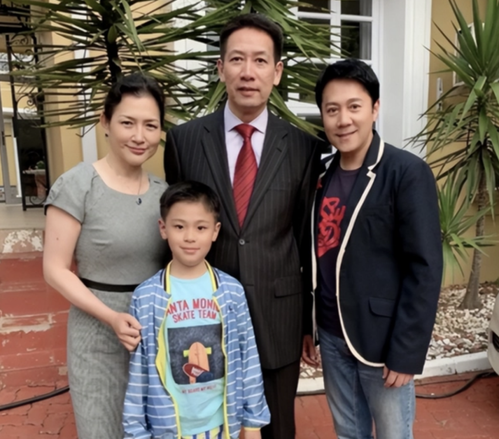 下面这张合影里的女性未必是蔡轩正的妈妈,很可能是蔡国庆的朋友或者