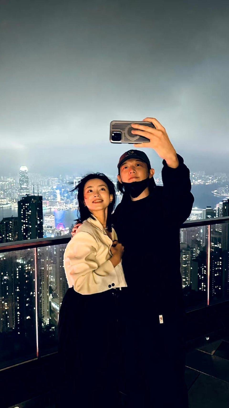 霍尊公开恋情首秀恩爱,与女友在家弹琵琶歌唱,两人已同居生活