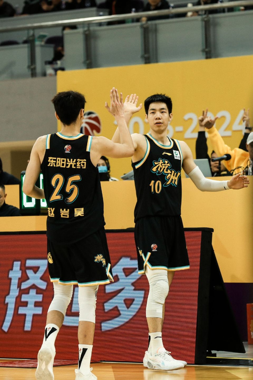 广厦18分轻取北控送对手三连败 孙铭徽28 10 8费尔德5分遭弃用