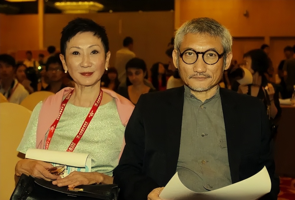 当时施南生还透露徐克已经和助理乐乐在一起很久了, 二人年龄相差30岁