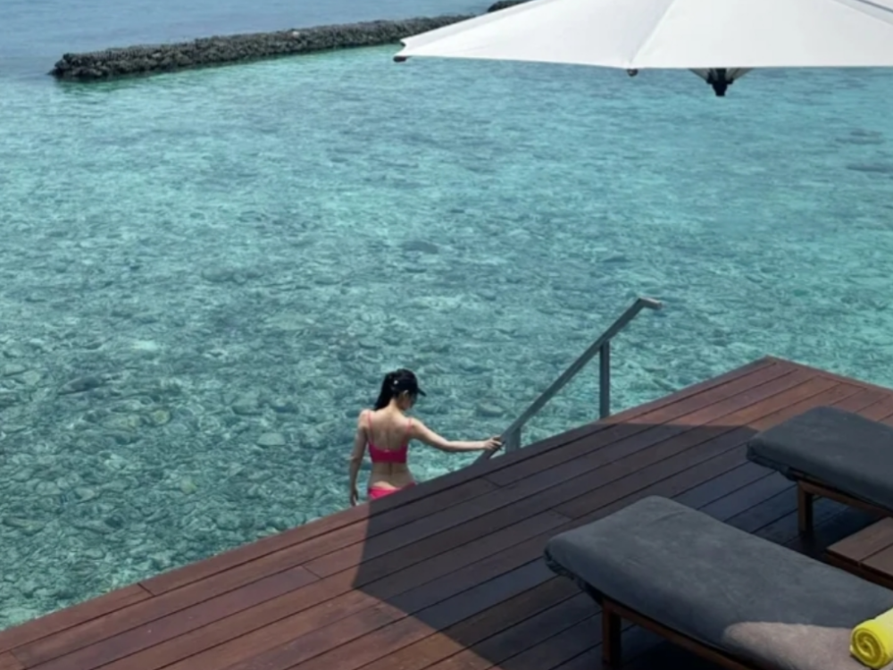 36岁袁姗姗晒马尔代夫旅行照,穿比基尼身材绝美,a4腰马甲线抢镜_腾讯