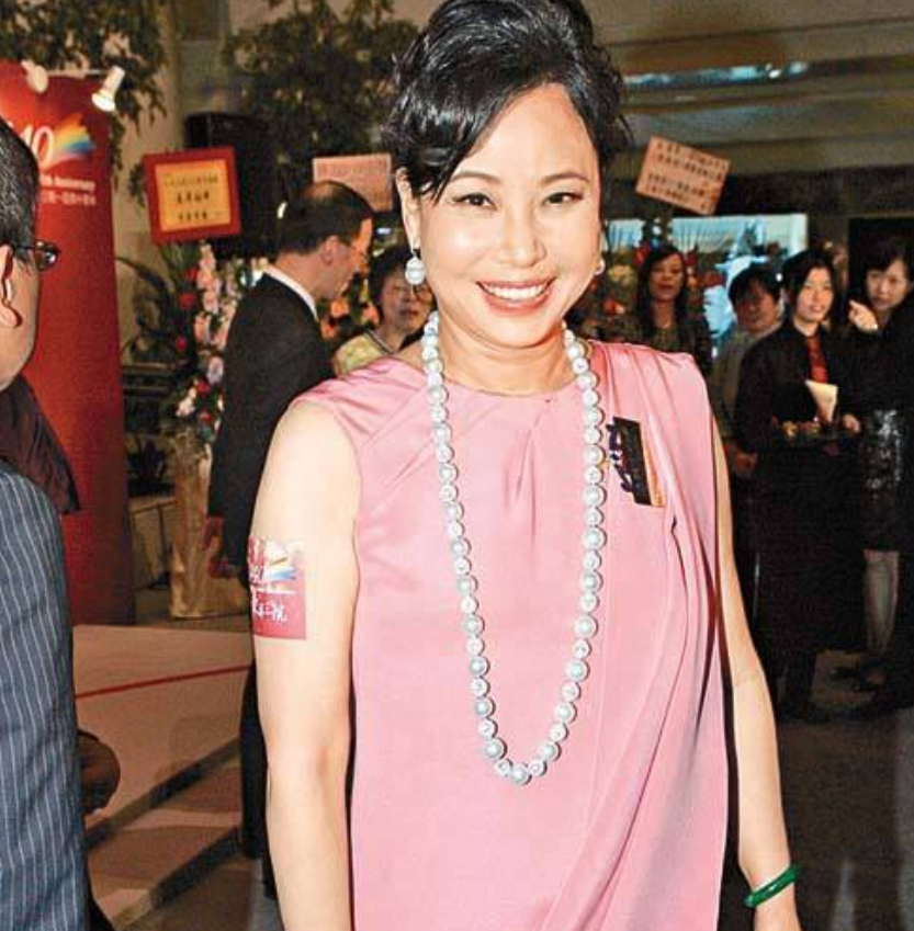 70岁赌王三太陈婉珍出席活动肤白貌美逆生长皮肤紧致无皱纹