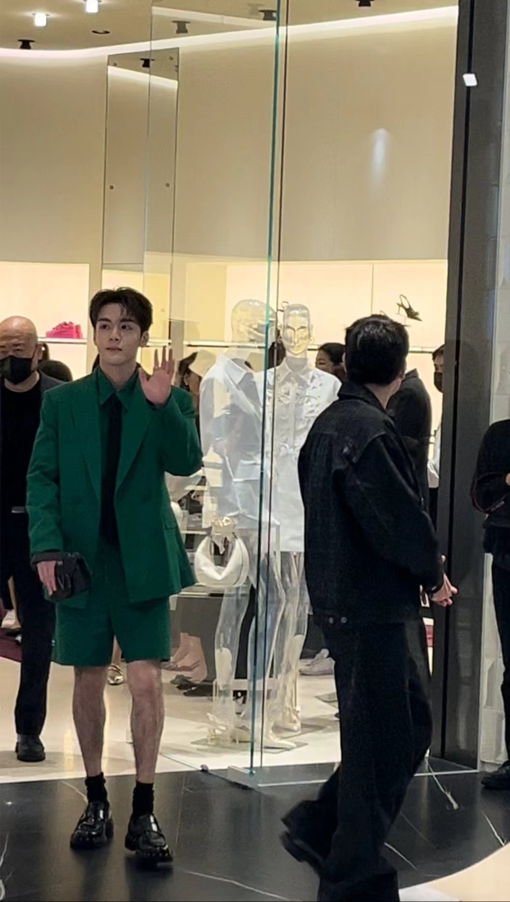 深圳这一夜,孙俪的双下巴,吴千语的低胸大长腿,却都败给曾舜晞的腿毛