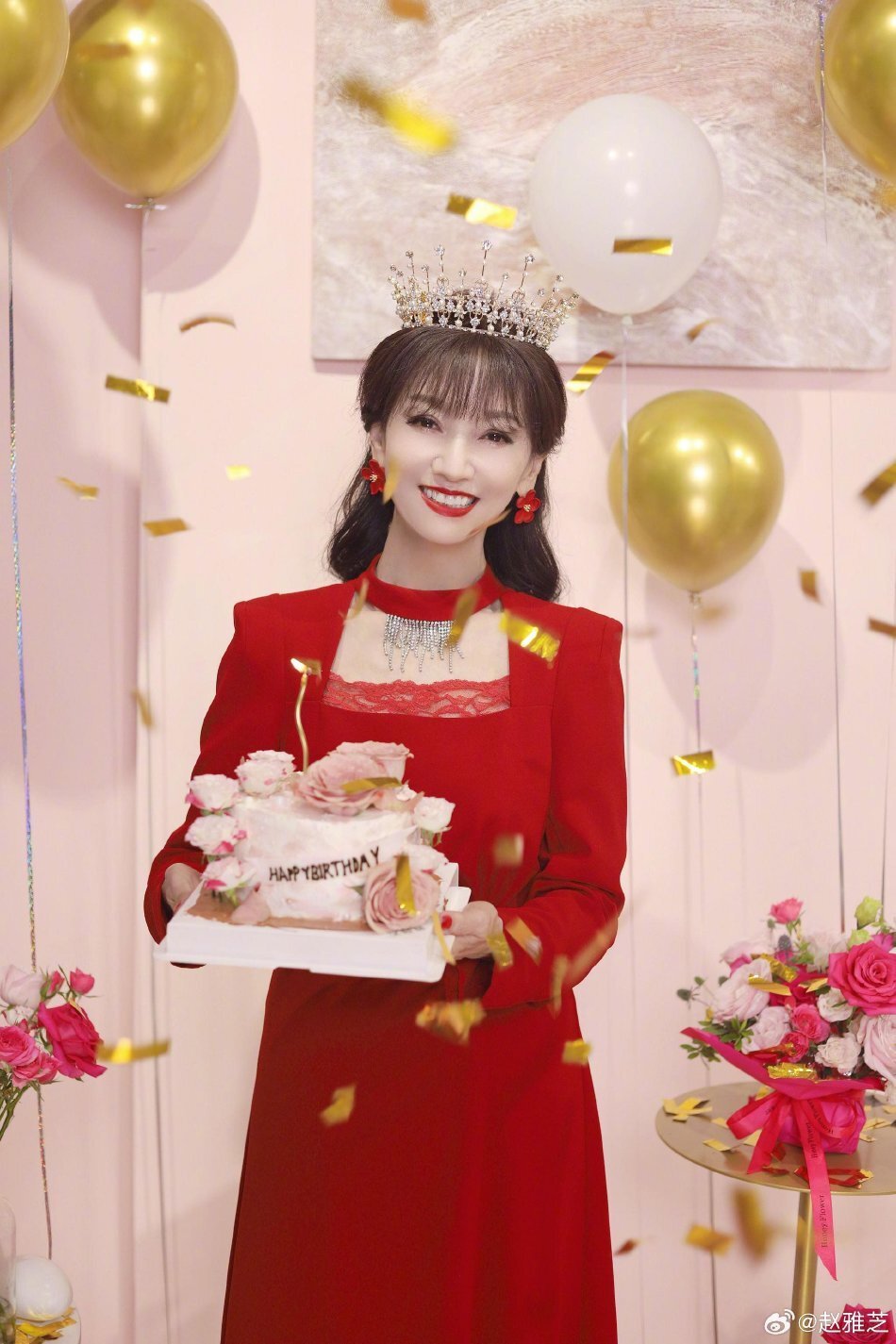 赵雅芝庆祝70岁生日穿红裙戴皇冠状态极佳