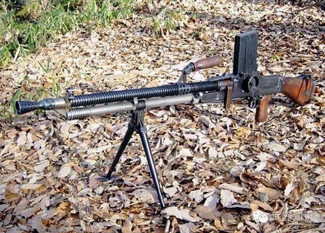 重点,也正是在这个时候,军工科研人员考虑到将这种轻机枪改装成双管