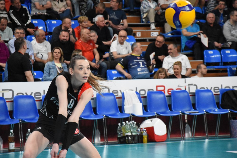 波兰女排主力主攻格列茨卡遭受重创!_腾讯新闻