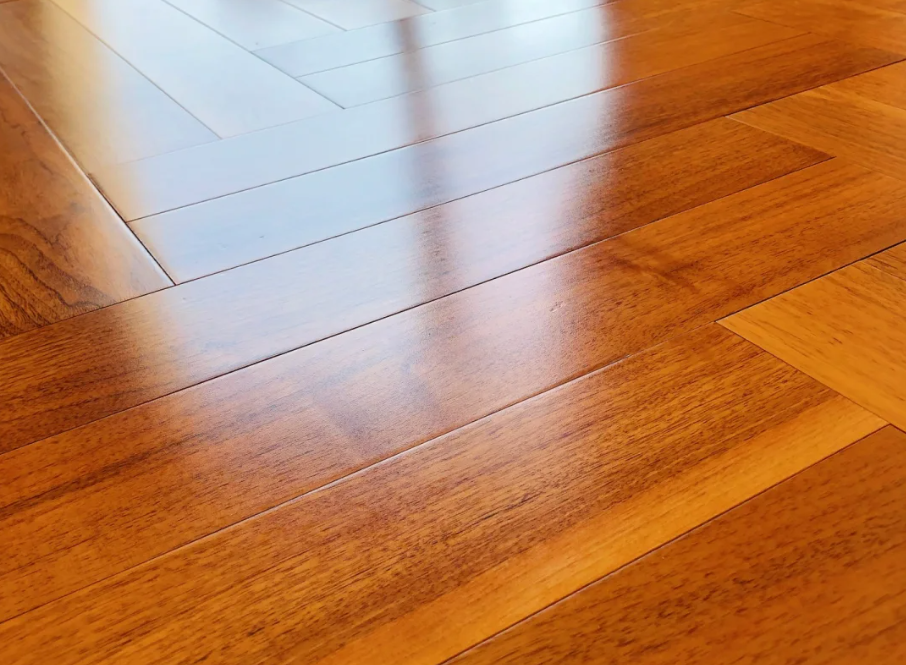 学邻居在地砖上重铺一层木地板,半年后,我哭着拆掉了