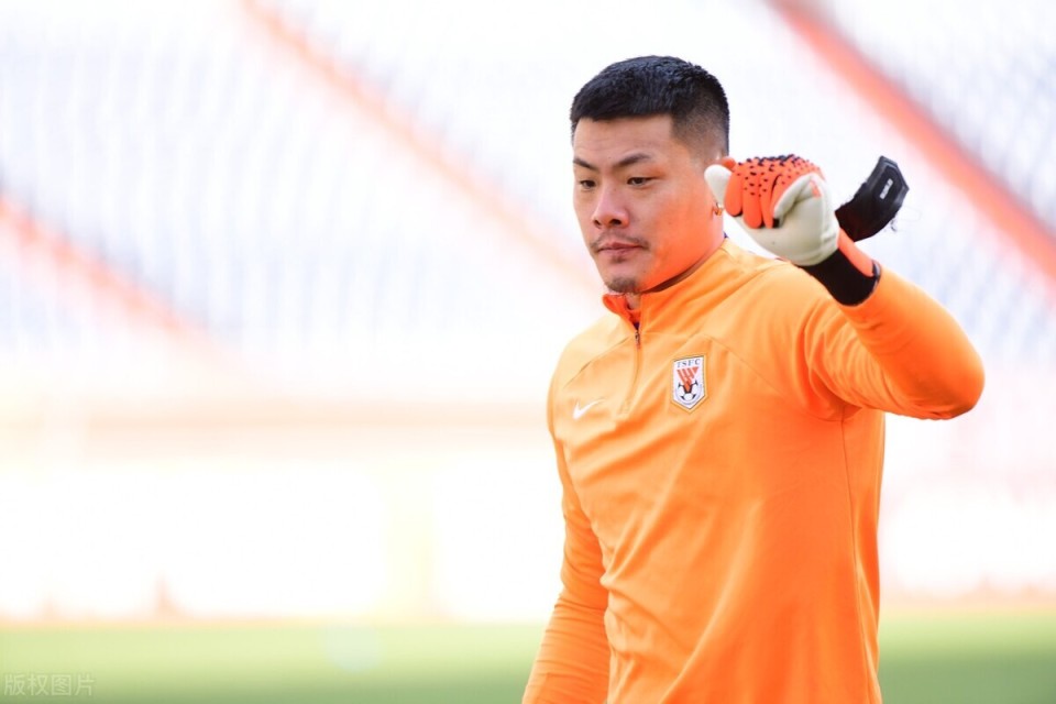 意外鲁能丢球王大雷负全责球迷这个球换成颜骏凌绝对进不了