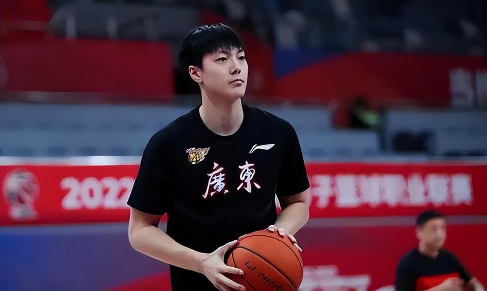 宏远最新消息!胡明轩赴美特训,朱芳雨谈续约周琦,周琦首度回应