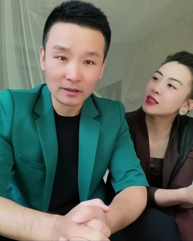 刘和刚夫妇庆结婚14周年小10岁战扬肤白貌美一脸温柔望向夫君