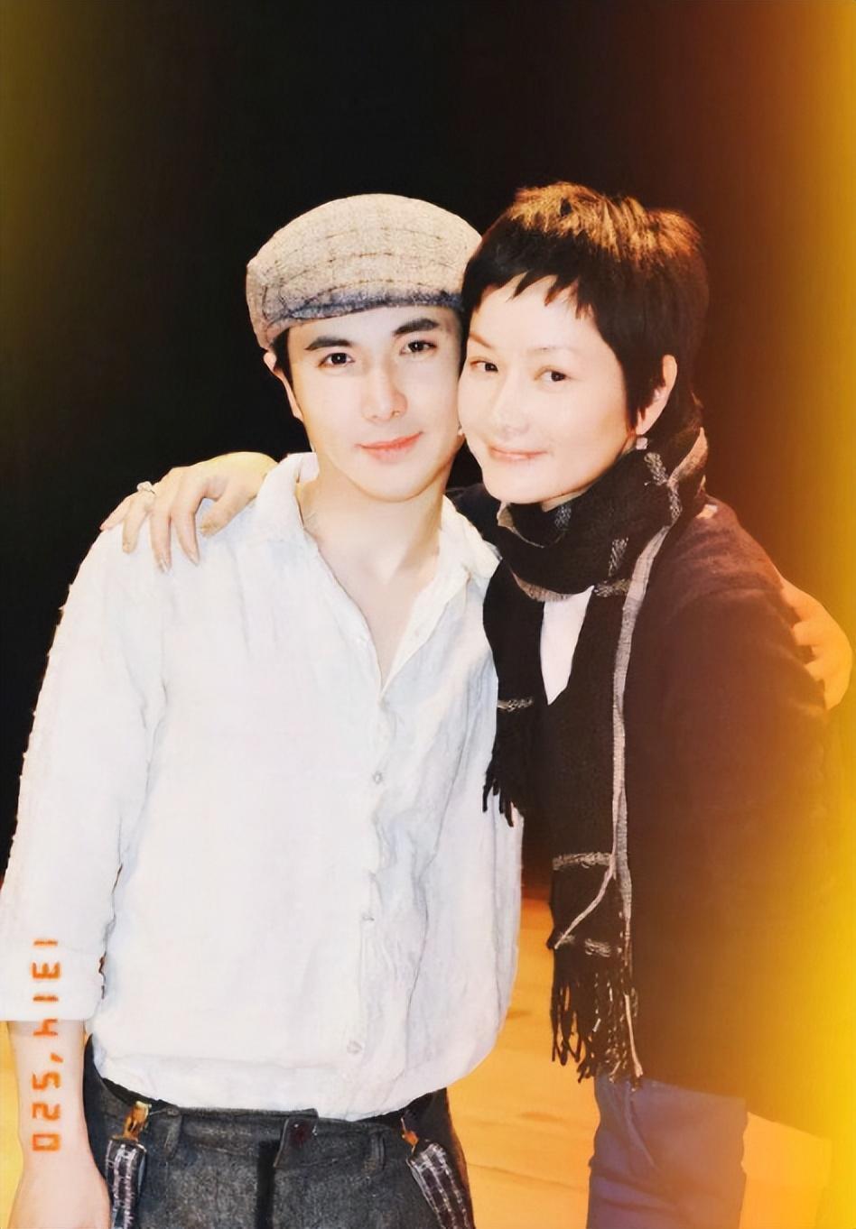 52岁的瞿颖秀美腿毫不在意旧爱张亚东就在隔壁这才是真的虎气