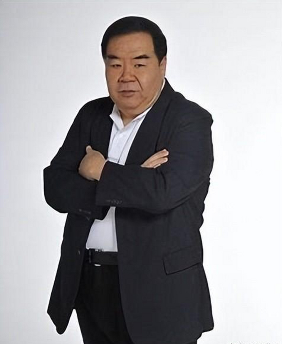 拒绝膝盖终生注射！郑则仕10个月跑步甩肉70斤，老友周润发全程相伴_腾讯新闻