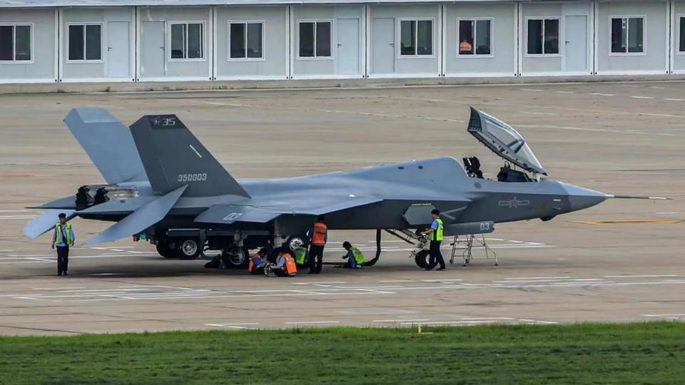 歼21直21悄然问世国产隐身轰炸机其实叫轰21